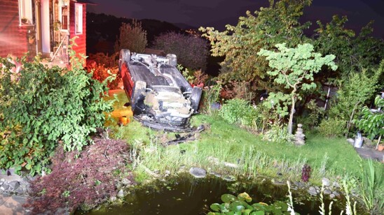 Lernfahrer fliegt bei Unfall mit Auto über Teich in Garten Hoefner