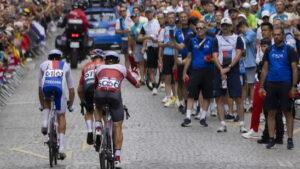 Letzte Etappe der Tour de France am Moulin Rouge