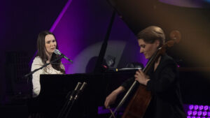 Zoë Më zeigt sich im Showcase in Lugano gefühlvoll