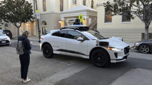 Leeres Robotaxi blockiert Fast-Food-Autoschalter