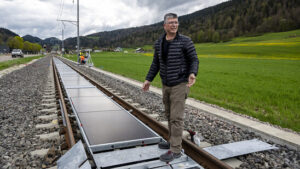 Bahnstrecke mit mobilen Solarmodulen eröffnet
