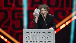 Nemo holt an den Swiss Music Awards zwei von vier Trophäen