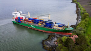 Bergung von Containerschiff dauert an