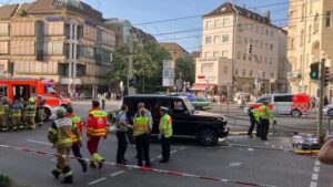Auto fährt in Menschenmenge – Drei Schwerverletzte