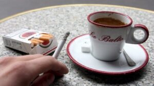 Frankreich führt Rauchverbot an öffentlichen Orten ein