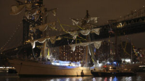 Schiff kollidiert mit Brooklyn Bridge in New York: Verletzte