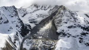 Eis und Fels fallen immer wieder den Berg bei Blatten VS herunter