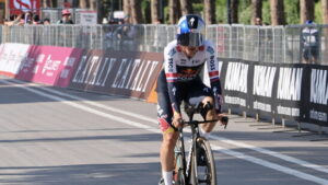 Primoz Roglic holt sich beim Giro die Maglia Rosa