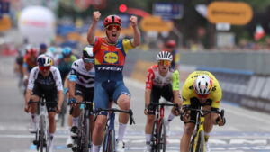 Mads Pedersen gewinnt den Giro-Auftakt