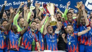 Der FC Basel lässt sich mit Pokal offiziell als Meister feiern