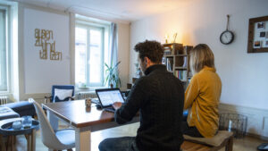Fast jeder Zweite wünscht sich mehr Home-Office