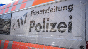 Auto fährt in Luzerner Café: vier Verletzte