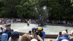 Parade in Freiburg zum 100. Geburtstag von Tinguely