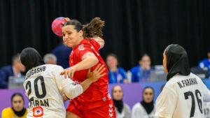 Schweizerinnen deklassieren den Iran bei WM-Premiere