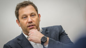 Deutscher Vizekanzler nach China – diplomatischer Drahtseilakt