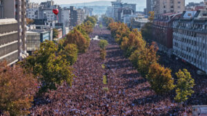 Zehntausende gedenken in Novi Sad der Tragödie mit 16 Toten