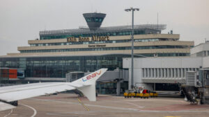 Boarding verpasst: Passagiere laufen auf Flugfeld in Köln