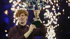 Sinner siegt in Paris und löst Alcaraz als Nummer 1 der Welt ab