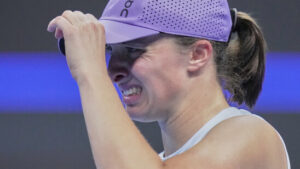 Swiatek und Rybakina starten mit klaren Siegen