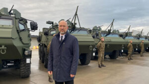 Lettland übergibt 21 Transport-Radpanzer an Ukraine