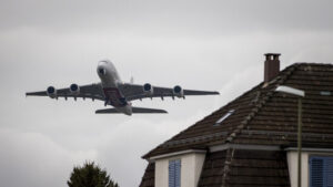 Bevölkerung in der Schweiz will Flugticketabgabe für ÖV-Ausbau