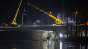 Lastwagen stürzt bei Olten von Brücke in Aare