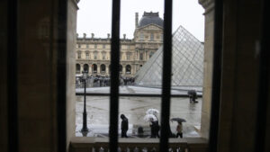 Wasserschaden im Louvre beschädigt Hunderte Druckwerke