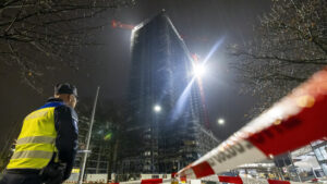 Baugerüst an Hochhaus in Zürich-Oerlikon droht einzustürzen