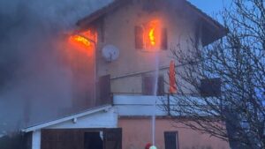 Schwerverletzte Frau nach Hausbrand in Les Bayards NE