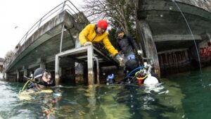 Dutzende Taucher befreien rechtes Thunerseeufer von Abfall