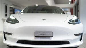 Tesla bringt abgespecktes Model 3 in die Schweiz