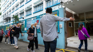 Nach Inferno: Hongkong-Wahl endet mit niedriger Beteiligung