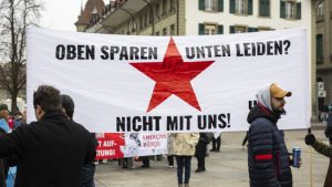 Mehrere hundert Personen protestieren in Bern gegen Sparpolitik