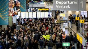 Winterchaos legt Schiphol lahm – Hunderte Flüge gestrichen