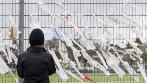 Blumen und Botschaften für Brandopfer des FC Lutry VD