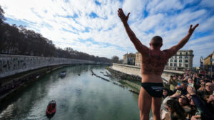 Spektakuläres Neujahrsspringen in den Tiber in Rom