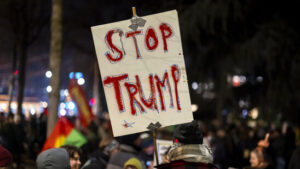 Über 2000 Menschen an Anti-Trump-Demo in Zürich zum Auftakt des WEF