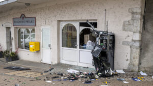 Täter mit Beute nach Bankomatspregnung in Genolier VD flüchtig