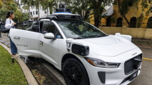 Waymo beauftragt Türschliesser für fahrerlose Taxis