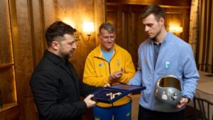 Selenskyj überreicht Orden an ukrainischen Skeleton-Piloten