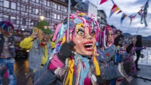 Fritschiumzug zieht bunt und laut durch die Stadt Luzern