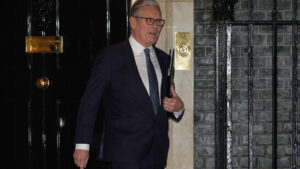 Regierungskrise in London: Premier Starmer kauft sich Zeit