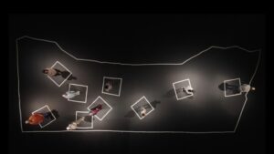 In «Qui vit encore» erzählen Überlebende aus Gaza im schwarzen Raum