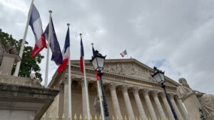 Frankreichs Etat beschlossen – Misstrauensvoten scheitern