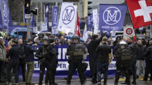 Impfkritiker demonstrieren in St. Gallen mit Rechtsextremen